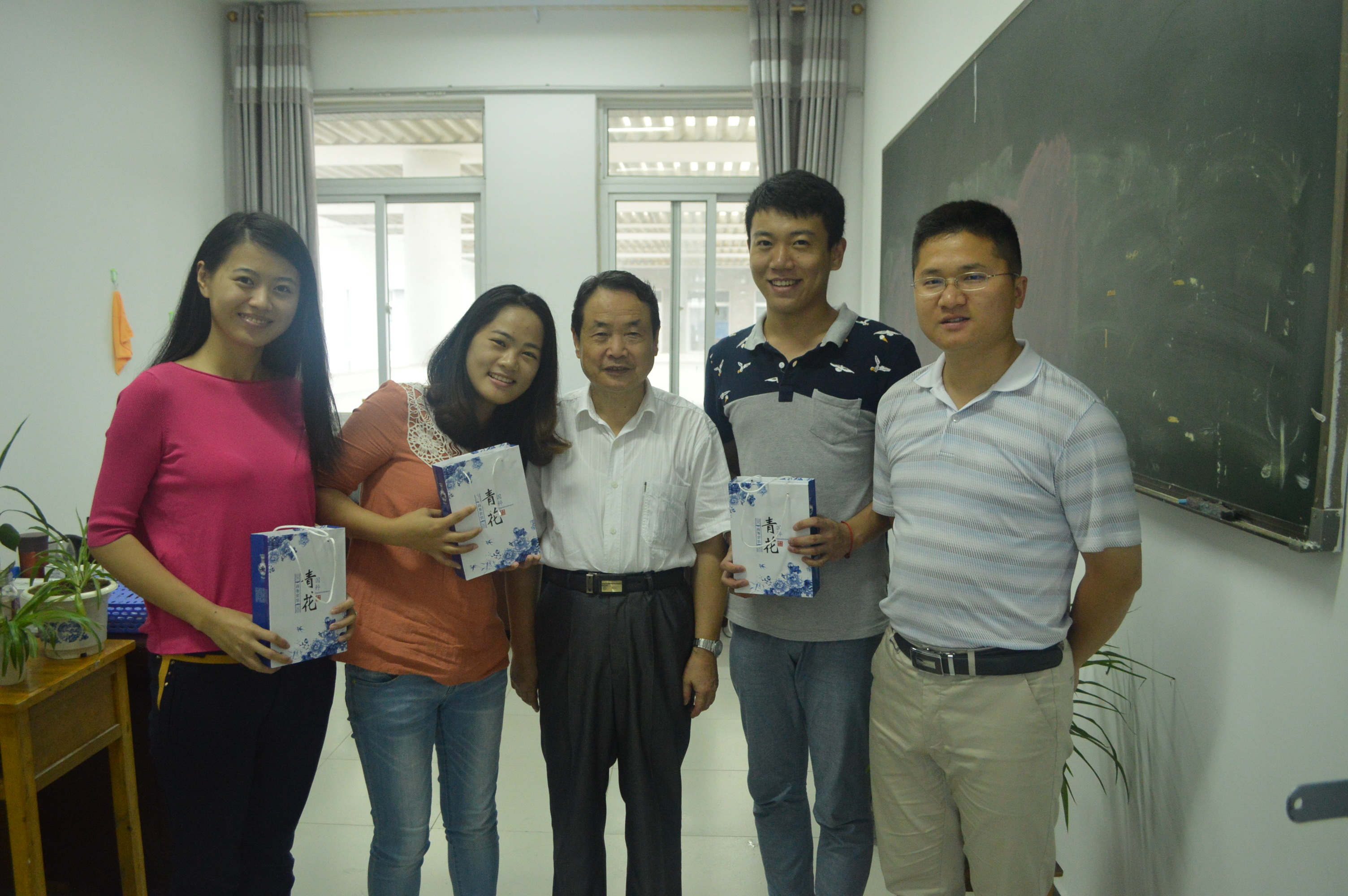 文化与新闻传播公司开展教师节慰问活动