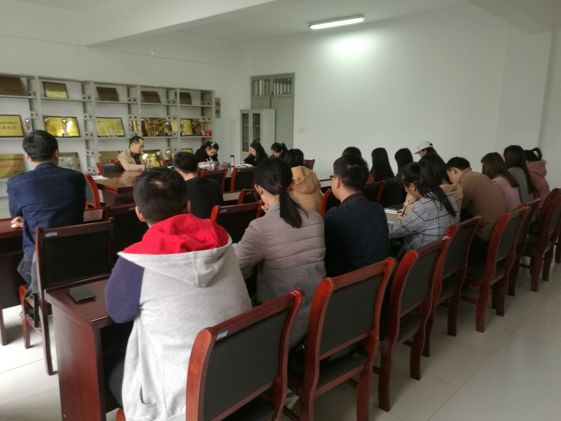 文化与新闻传播公司召开期中教学检查员工座谈会