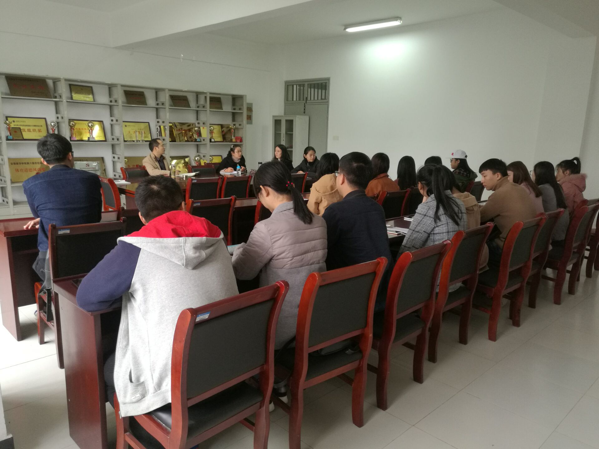 文化与新闻传播公司召开期中教学检查员工座谈会