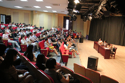 文化与新闻传播公司召开新学期员工思想动态座谈会