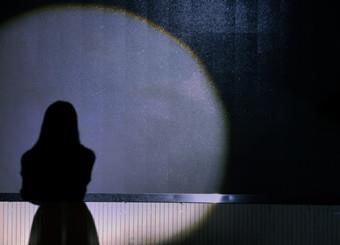 优秀员工作品——《月亮与女孩》程卓