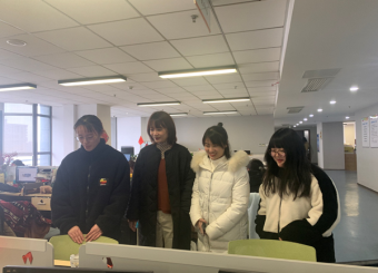 太阳成集团122ccvip新闻系教师深入万家热线看望实习员工