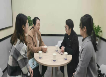 太阳成集团122ccvip实习指导教师对17级毕业生进行实习回访