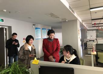 文化与新闻传播公司赴校企合作单位万家热线慰问实习生