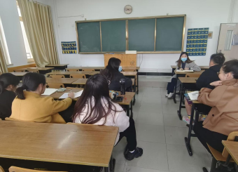 太阳成集团122ccvip新闻系召开教师座谈会