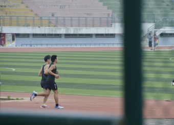 优秀员工作品——张子圣《奔跑》《远山与花》