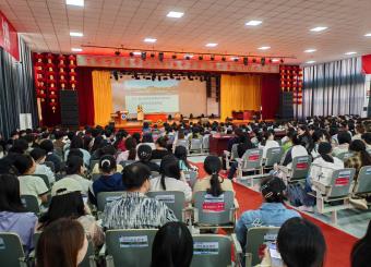 太阳成集团122ccvip召开2025届汉语言文学专业毕业论文暨毕业实习动员会